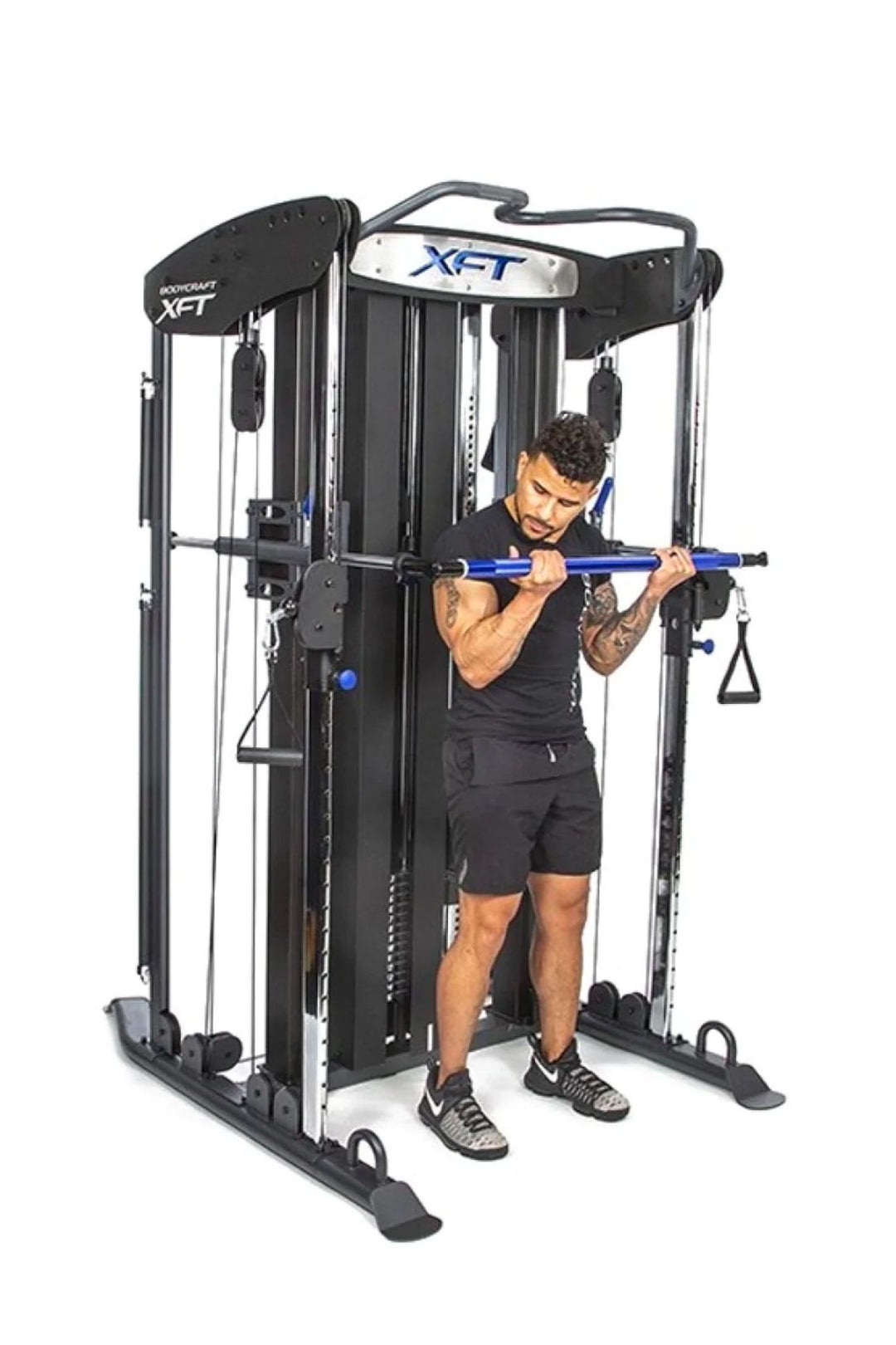 Brunette man doing bicep curls on smith machine